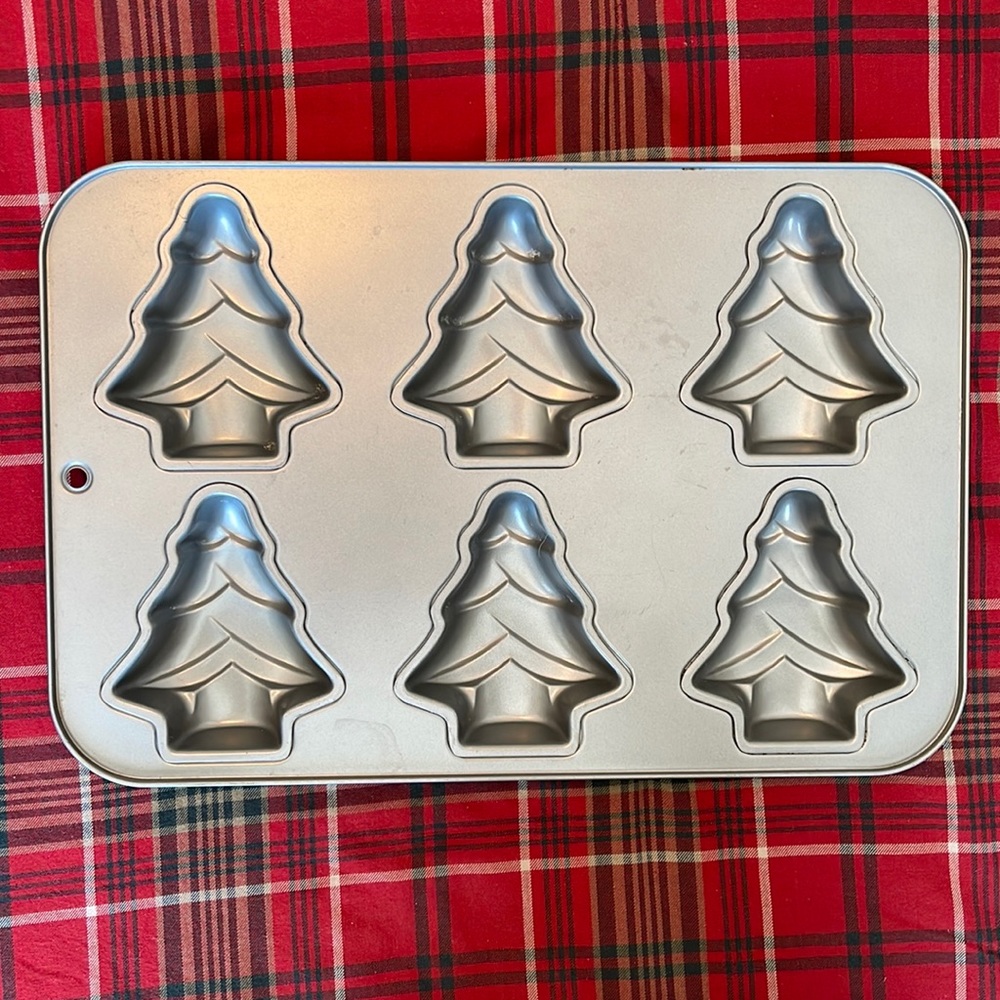 FREE SHIP Christmas tree cupcake Tin